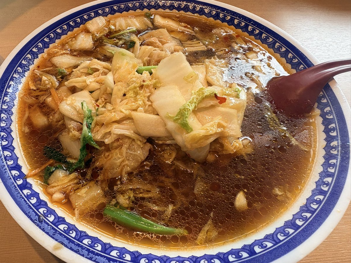 pei_28tm's tweet photo. 今日は開店前から行列の出来る彩華ラーメン本店‼️
久しぶりにラーメンで行列に並んでる🍜
座席数多いから1回転目で入れた
彩華ラーメン大と炒飯(小)セットいただきます😋 https://t.co/XrN7yVTAKW
