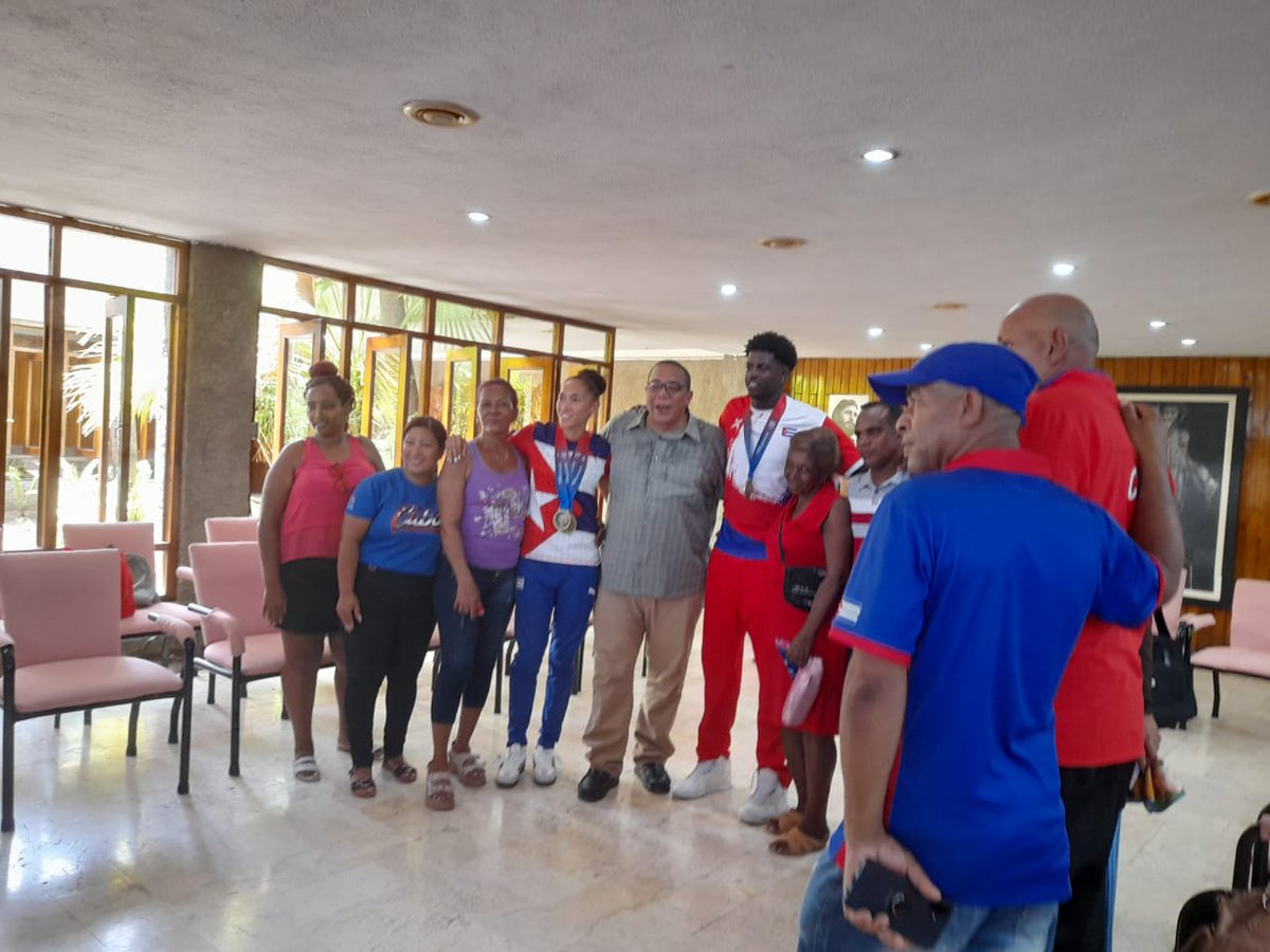 yoeaberob1's tweet photo. Recibimos en #Guantánamo a los atletas que dignamente representaron a esta provincia y a #Cuba, en los recién finalizados #JuegosCentroamericanos y del Caribe. Sus resultados y coraje nos llenan de orgullo.
100AñosConFidel https://t.co/sJf5flMbZY