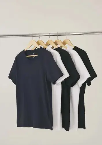 PromosBR_01's tweet photo. QUERIDINHA DO MOMENTO

Kit 5 Camisetas Hering Masculina Basica Original Algodão

R$134,82 (27 CONTO CADA)

https://t.co/4ycAvFW60L
anúncio https://t.co/C4h7RFOlOW