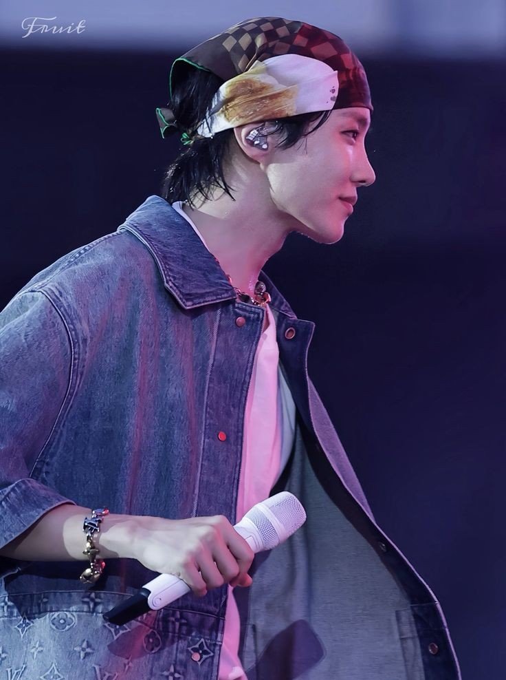 vhopebot's tweet photo. welcome back hope on the stage hoseok https://t.co/k45DjcaqLp