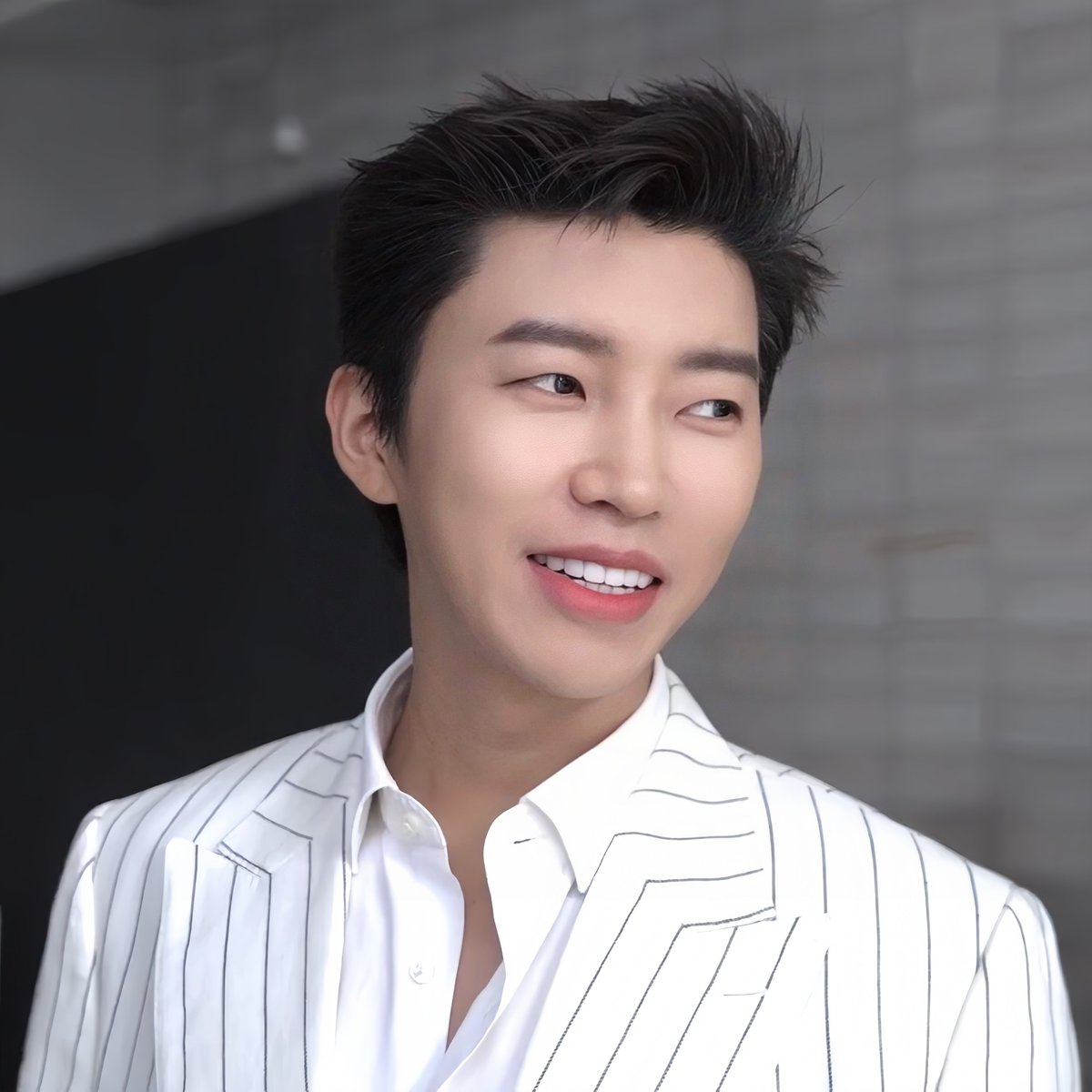 0619hye's tweet photo. 임영웅 올 것이 왔다💥 콘서트장에 누가 돌아왔~게⁉️ 브랜드 뉴 영웅 등장🕺

#임영웅
#limyoungwoong 
#임영웅_콘서트_고양스타디움
#임영웅_브랜드_뉴영웅_등장
#임영웅_무빙포스터
출처:임영웅 유튜브
편집:가인 https://t.co/6J3Gos3IbQ