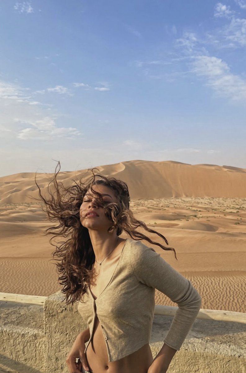 mttnh_'s tweet photo. zendaya in desert https://t.co/vgqNR3zO4t