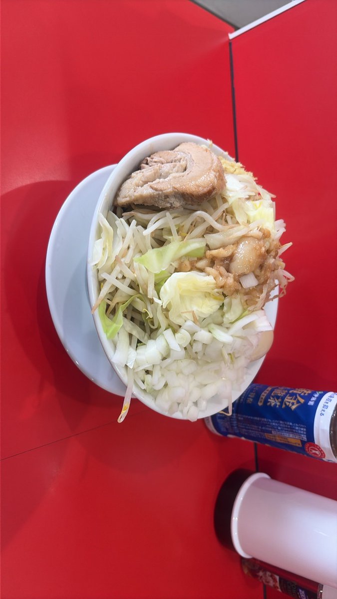 takaitac's tweet photo. あーびっくりした🫢
車乗ったら猫いた🐈って事で
ラーメンノックアウト花畑本店
車車庫に���まらないからシャッター閉まりきれないから前からいるのは知ってたけど、きっと寝てたんだろうね。
お互いびっくりだよね。
美味しかったです。ご馳走様でした。 https://t.co/iyTdlHdBOY