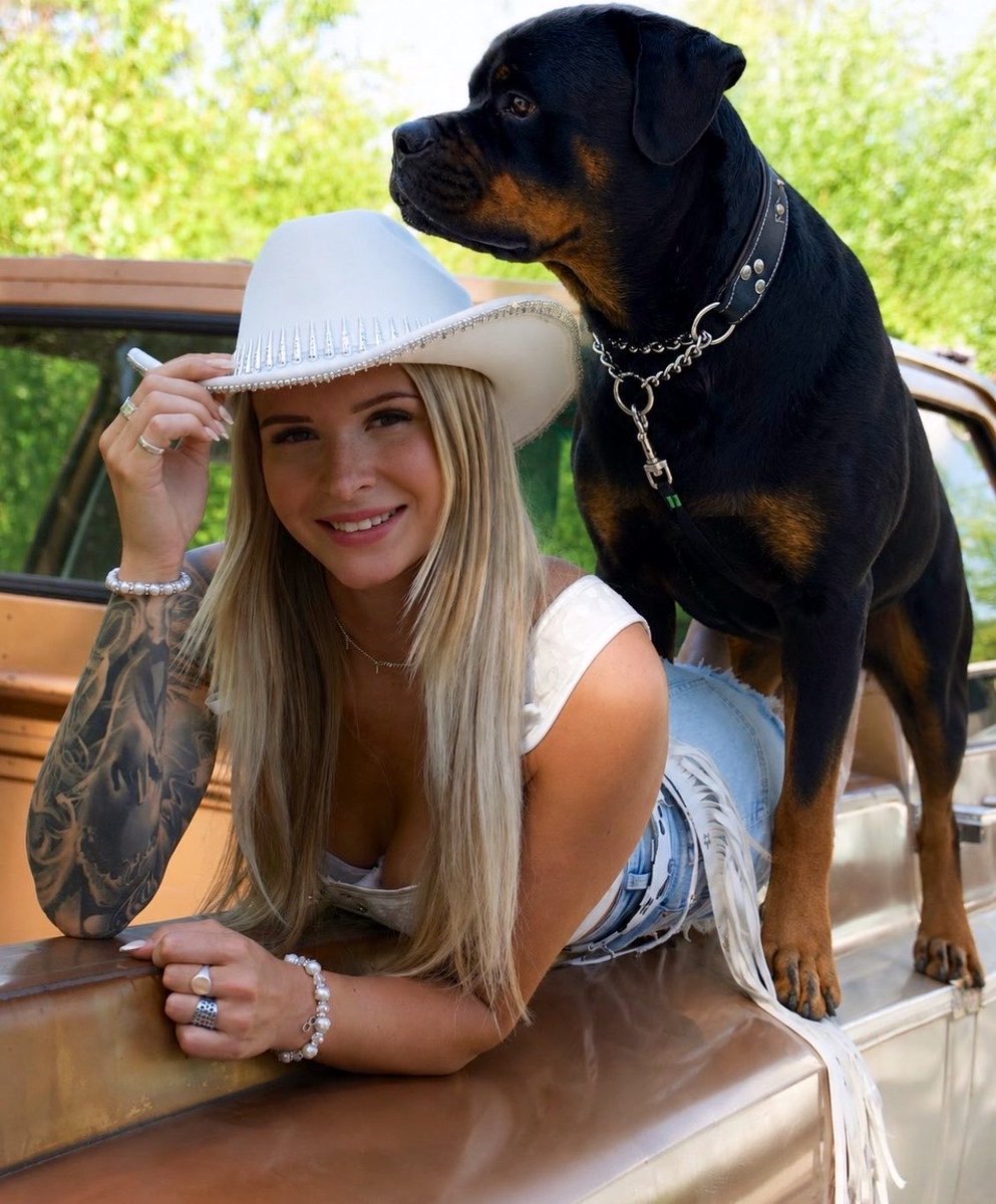 SabrinaPawjr9's tweet photo. Smoking hot ain’t  💋it #cowgirl #nsfwtwt #sabrina  #sunday https://t.co/EofJVItyRW