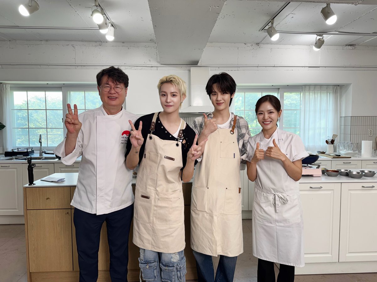 WayV_official's tweet photo. 👨‍🍳✨

EVERYTHING, ALL AT ONCE, NEO
https://t.co/K8oziWjjLn 

#WayV #威神V #鸢
#WayV_VisionWings
#NCT_10TH_ANNIVERSARY https://t.co/b3hxc9vVJm