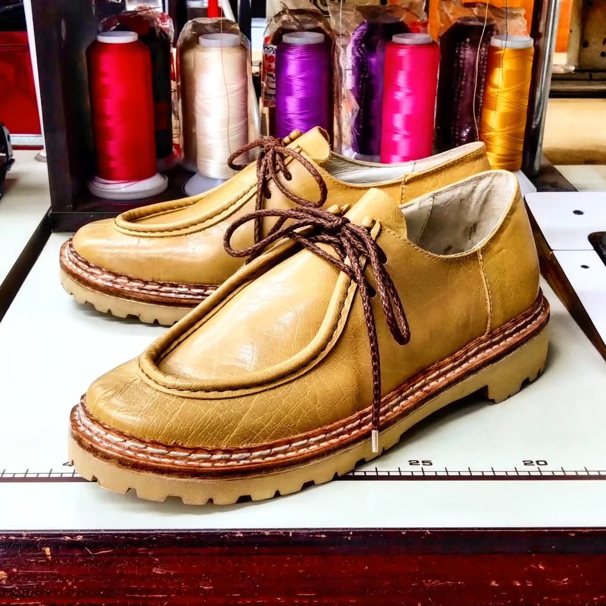 hardworker_shoe's tweet photo. 上級コースの靴が完成しました❗️ノルウィージャンウェルト製法で作られたチロリアンシューズです❗️味のあるアッパーレザーでかわいいです❗️

上級コースは、
◎ハンドソーンウェルテッド製法
◎足に合わせてラスト制作
◎思い通りのデザイン
で、靴を制作できるようになります❗️

#革靴　#ビスポーク https://t.co/7Ty1Hleq7f