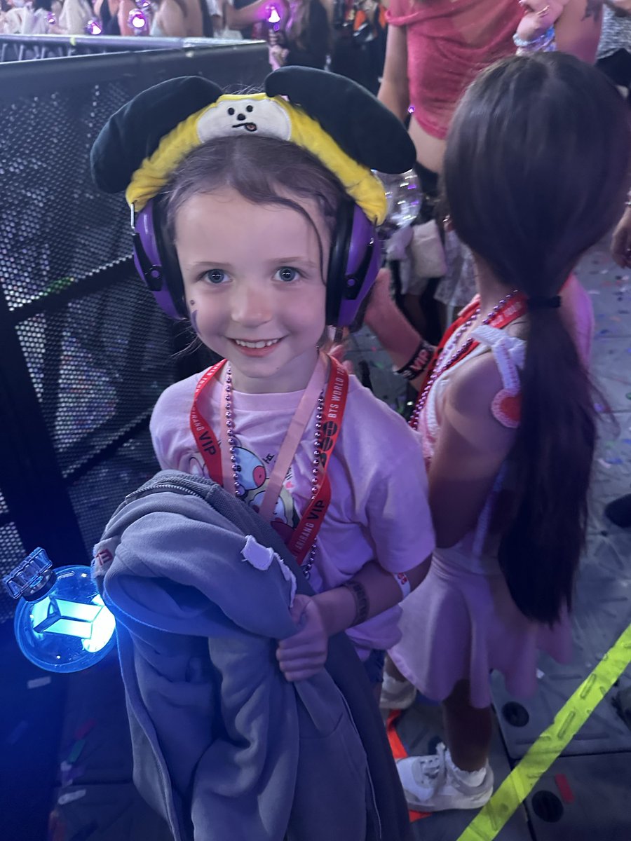 lnwint875's tweet photo. If anyone has videos from Baltimore d2 of Jimin giving the little girl his hoodie, please send them my way! That’s my daughter and I didn’t get any video of it! https://t.co/pdxEij0s0d