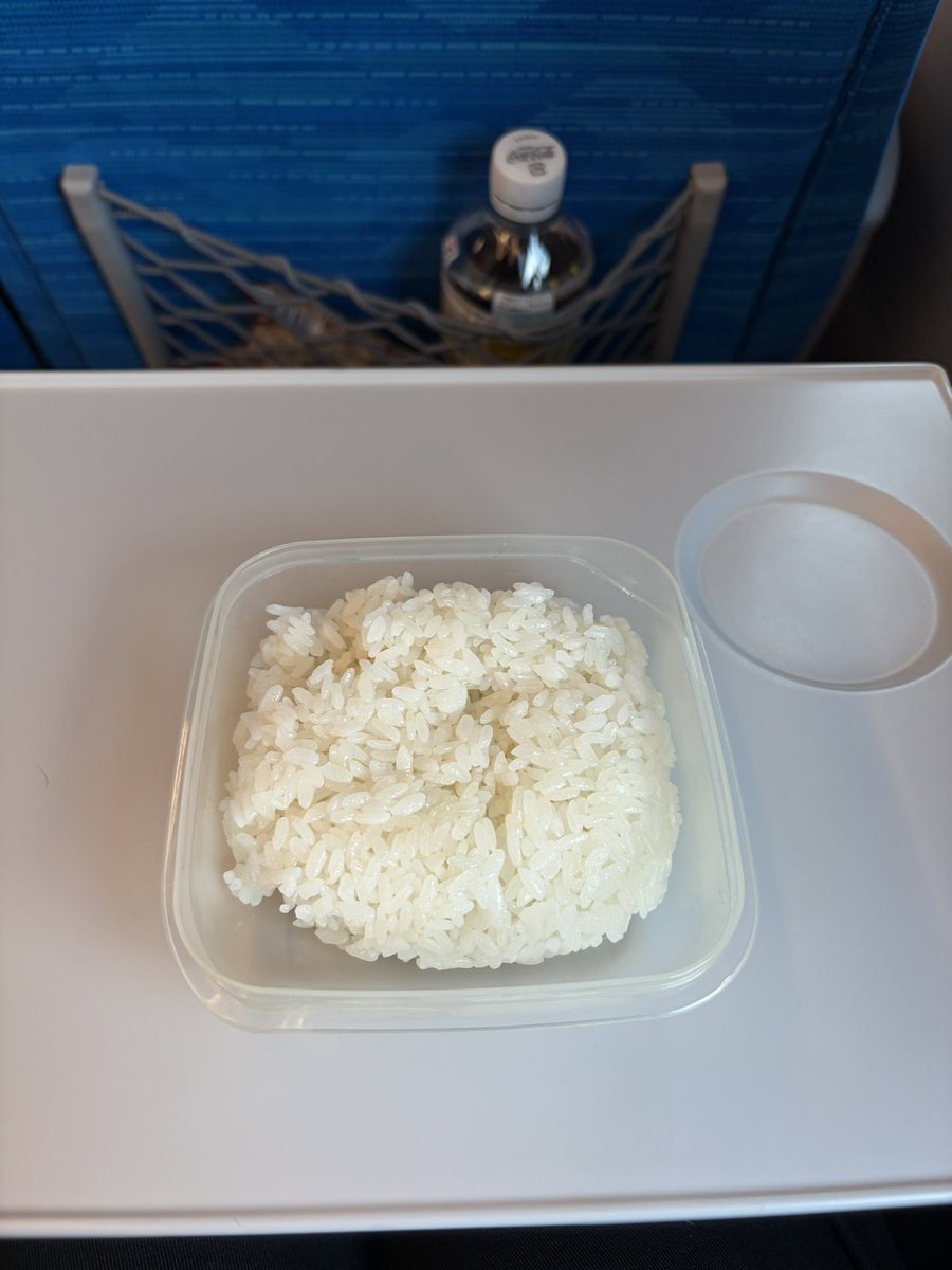 abbottokutani's tweet photo. 崎陽軒のお弁当って、めちゃくちゃおいしいけどいつもご飯が足りない‥。

そうだ！それならこっそり家でご飯炊いてもってくればいいのでは？と思って持ってきた結果、東京駅の崎陽軒が根こそぎ売り切れだった今日のぼく。 https://t.co/KE95jurBMN