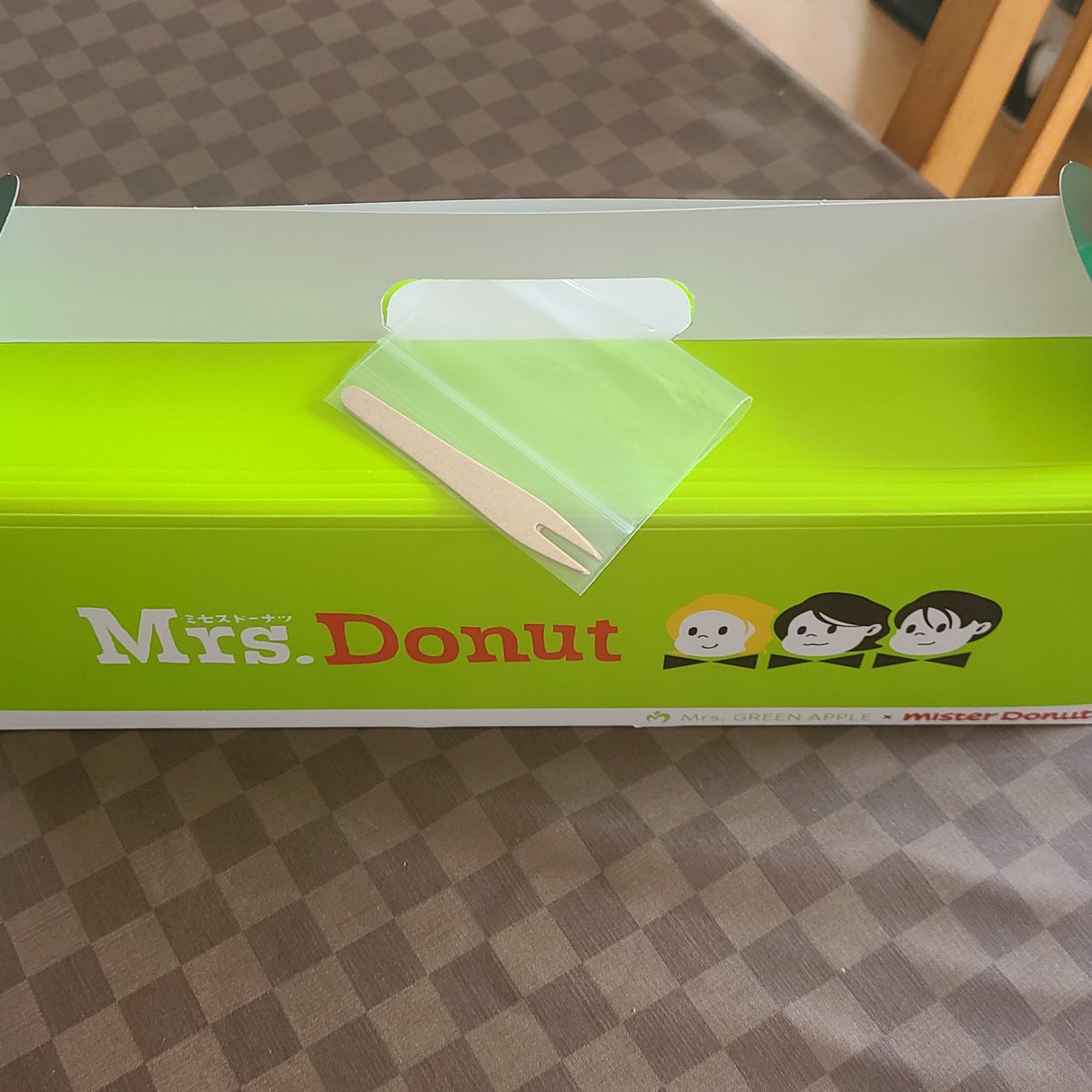 misaki19037's tweet photo. ミセド🍩 近くのショップへ行ってみたら3組しか並んでなかったので、つい自分も並んでリピ買い。ネットオーダーでは付いてなかったピックが入ってた～。これは使えない😭
因みに個数制限があって1種類に付き各1個��した。もっちゅりんは2個だったのに～ https://t.co/ZlPktTl2dc
