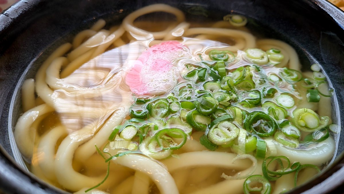 udon_tabi's tweet photo. かけうどんとかきあげ！！
連日お世話になっているこちらのうどん店はかきあげがまとまっていないのでとても食べやすいのです！！
昨日は高知のよさこいまつりを観てなんたか楽しい気持ちになりました♪ https://t.co/cuSWJh6gTG