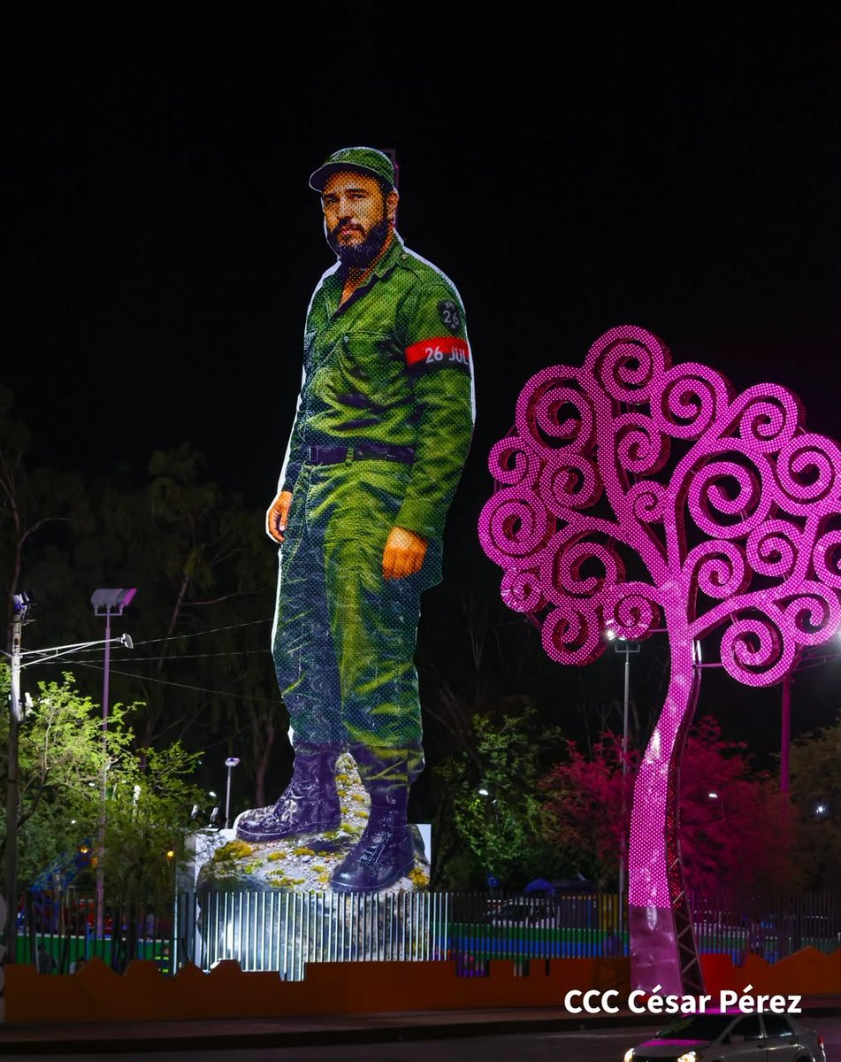 db_nicaragua's tweet photo. 🇳🇮🇨🇺 Una escultura del Comandante Fidel Castro fue instalada en la Avenida de Bolívar a Chávez, en Managua, como homenaje a su legado y a los históricos lazos de solidaridad entre Nicaragua y Cuba. ❤️🖤

#Nicaragua https://t.co/5JSdAlT3N8