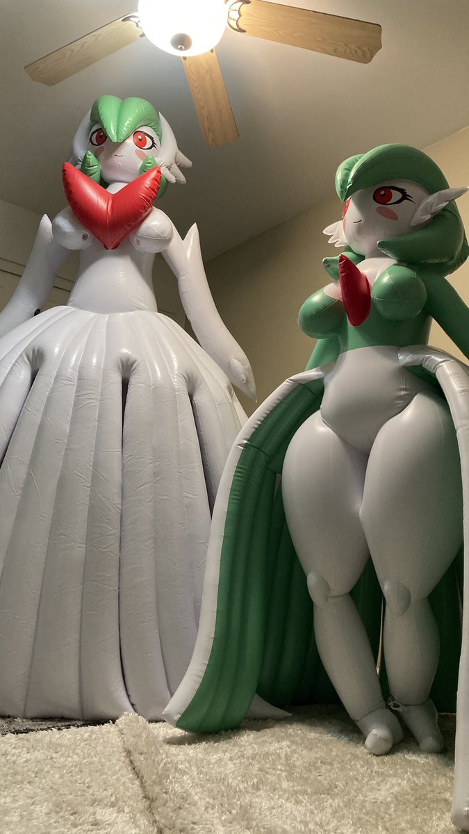 rahlockz07's tweet photo. Mega and Original together to roughly show their sizes. Both are propped up by their heavy dresses, but the original’s is shorter and doesn’t show her true height. While the Mega’s is lifting her up a few inches.

#gardevoir #megagardevoir #inflatable #pooltoy #pokemon https://t.co/yhOXvK3TPP