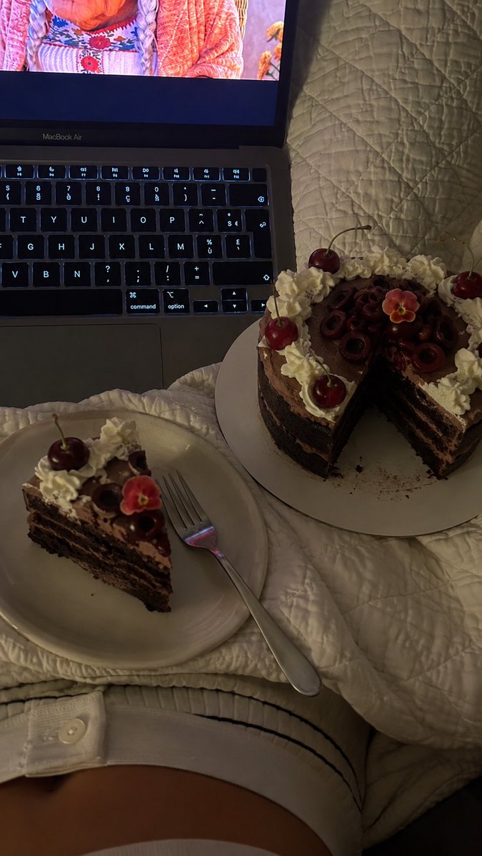 httpwells's tweet photo. ━ ━ ━ ━ ━ ━ ━
◯  @httpwells 15 min                     •••

                   ♡
          noite bem aproveitada
                 🍒🍰 @seasonsssumer @sacredignite 

♡          💬          ✈️ https://t.co/Rz5787zIxw