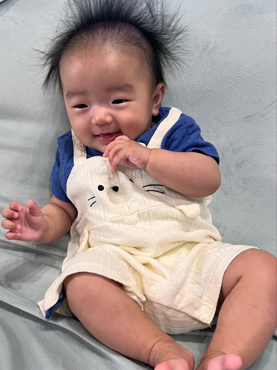 torin0089's tweet photo. 髪の毛ボンバーすぎるし青い服着たら男の子にしか見えん https://t.co/KwH6b2VvdZ