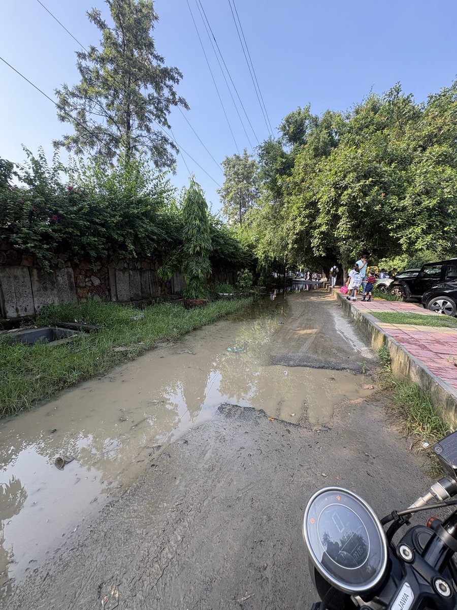 ManindraJanga's tweet photo. @CeoNoida @dmgbnagar @noida_authority 

Potholes, drainage water, breeding mosquitos, stagnant sewage water. 

Regular siting in front of DPS GBN 132. please get this clean or soon many young kids might fall sick. 

@myogioffice https://t.co/cq4fm9sLi3