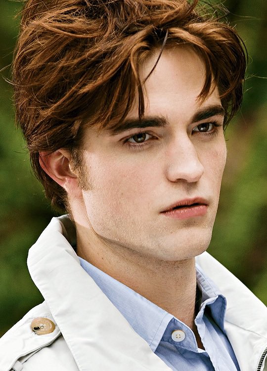 filespattinson's tweet photo. robert pattinson as edward cullen https://t.co/Jzb8l9Mdna