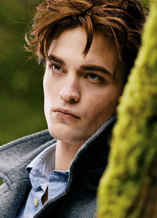 filespattinson's tweet photo. robert pattinson as edward cullen https://t.co/Jzb8l9Mdna
