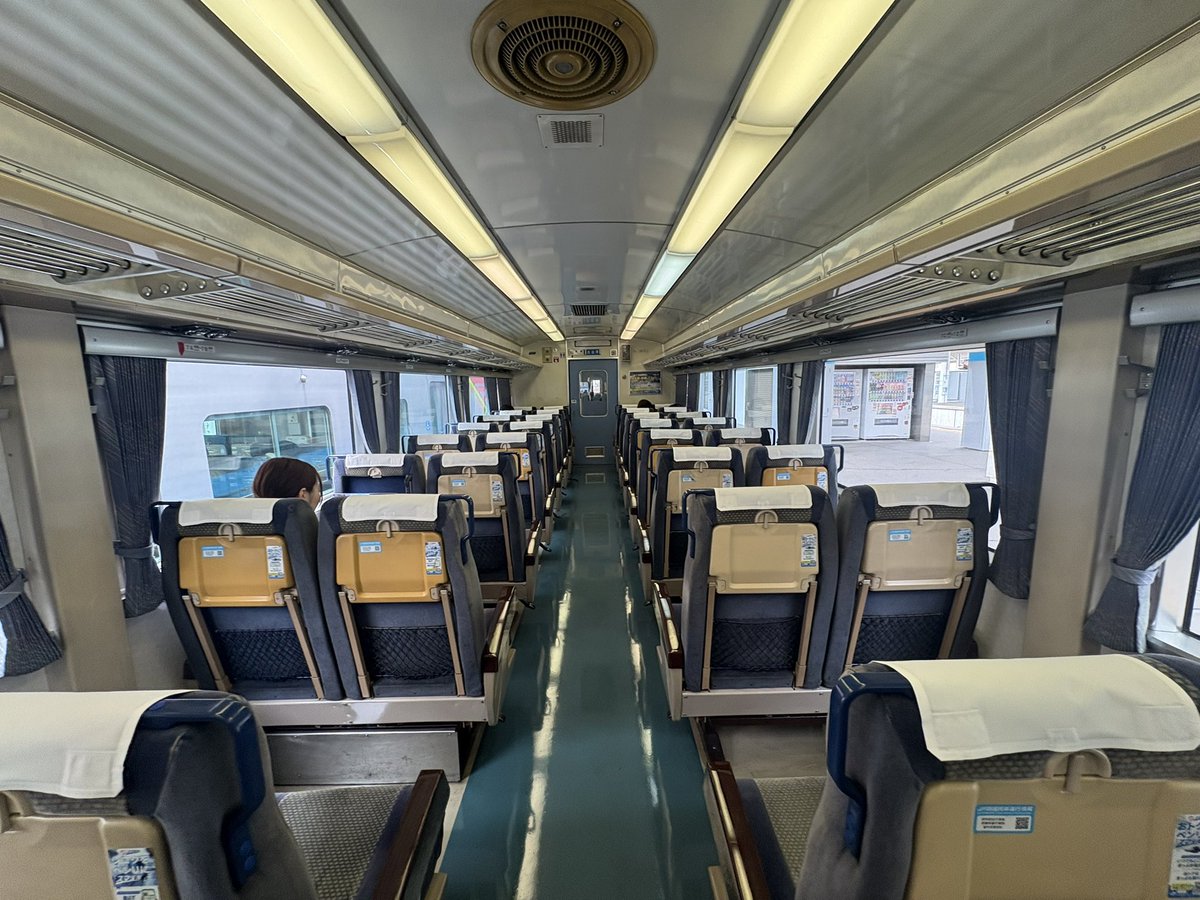 dig_kunita's tweet photo. いしづち、電車特急なはずなのにお盆は国鉄型気動車らしくて横転
トイレはなぜかピカピカに改修済みだからまだ使うつもりらしい https://t.co/7YjuKjr8L4