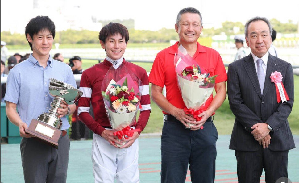 TAITANBAHT's tweet photo. 【競馬】地道な継続が大きな力となった‼
8/9CBC賞デビュー15年目36回目騎乗中井裕二騎手12人気フロムダスク鞍上苦労の末嬉しいJRA初重賞制覇
★4番手付近追走手応え残して直線へしぶとく脚を伸ばして後続の追撃を振切り低評価を覆す快走
※人間性伝わったヒーローインタビュー長文
※SNS反響凄い https://t.co/fgkUJK3kqa