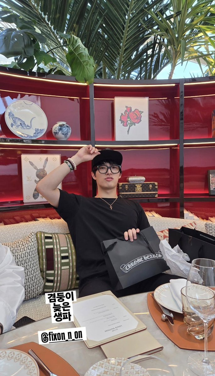 ATEEZUD's tweet photo. [📷] Yoon Taeri (Christian Louboutin Consultant) with MINGI 
.
#ATEEZ #에이티즈 #MINGI @ATEEZofficial https://t.co/gSe2R1d9v7