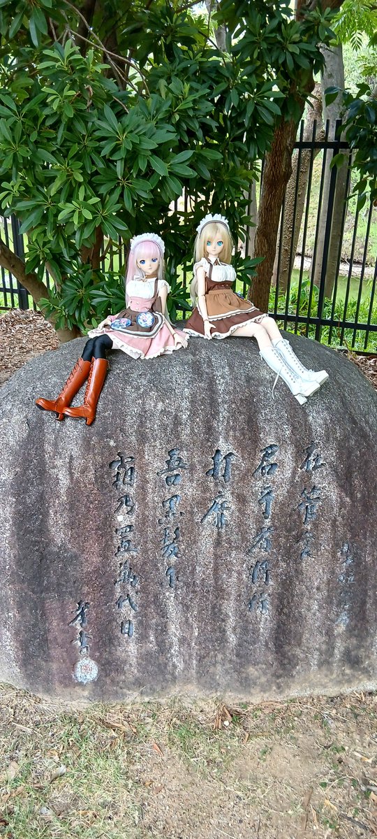 Strayca51535884's tweet photo. 百舌鳥古墳群、仁徳天皇陵のんびり一周
円と方の境(くびれ)
記念碑を拝見 https://t.co/HEd9nuY2b1