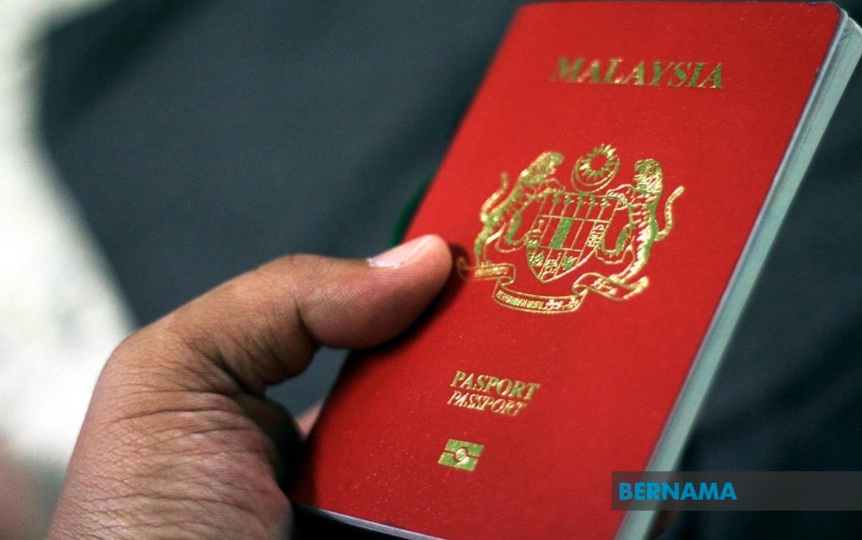bernamadotcom's tweet photo. [TERKINI] 

🔹 Tempoh sah laku pasport lebih 10 tahun dihentikan sehingga isu dengan syarikat penerbangan, ICAO selesai

🔹 Pemegang pasport yang mempunyai tempoh sah laku lebih 10 tahun diberikan penggantian secara percuma 

Sumber : Ketua Pengarah Jabatan Imigresen Malaysia Datuk Zakaria Shaaban

#BernamaNews 
@imigresenmy