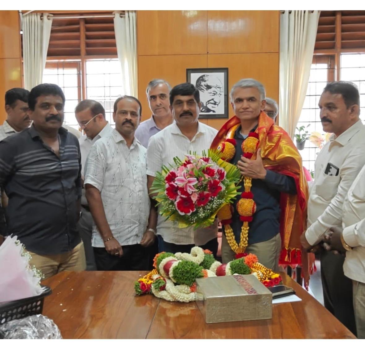 contractorsbbmp's tweet photo. ಬಿಬಿಎಂಪಿ ಗುತ್ತಿಗೆದಾರರ  05 ವರ್ಷಗಳ ಬಾಕಿ 10% ಬಿಲ್ ಅನ್ನು ಬಿಡುಗೊದೆ ಗೊಳಿಸಿದ. ಸನ್ಮಾನ್ಯ ಮುಖ್ಯ ಮಂತ್ರಿಗಳಾದ ಡಿ ಕೆ.  ಶಿವಕುಮಾರ್  ಮತ್ತು  ಬೆಂಗಳೂರು ನಗರಭಿವೃದ್ಧಿ ಸಚಿವರಾದ  ಕೃಷ್ಣ ಬೈರೇಗೌಡ ಅವರಿಗೂ  ಎಲ್ಲಾ ಗುತ್ತಿಗೆದಾರರ ಪರವಾಗಿ ಹೃದಯ ಪೂರ್ವಕ  ವಂದನೆಗಳು. https://t.co/dKzDj17Q7U