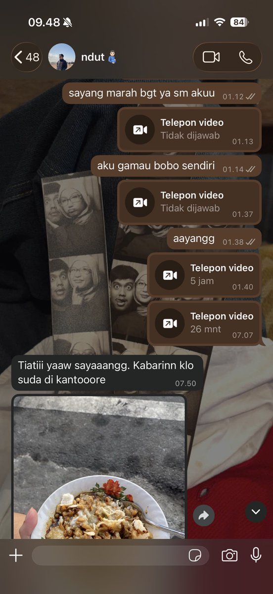 buubuubaaba's tweet photo. lagi berantem kemarin malem, gue pikir dia marah besar sama gue karena gue ga angkat spam call dia (internet rusak dan gue ketiduran). taunya ni orang pas angkat telfon jg ketiduran, pas angkat dia ngomel kecil “kok ga angkat telfon aku?” abis itu kentut sambil tidur 50 kali https://t.co/yhoLuItxs7