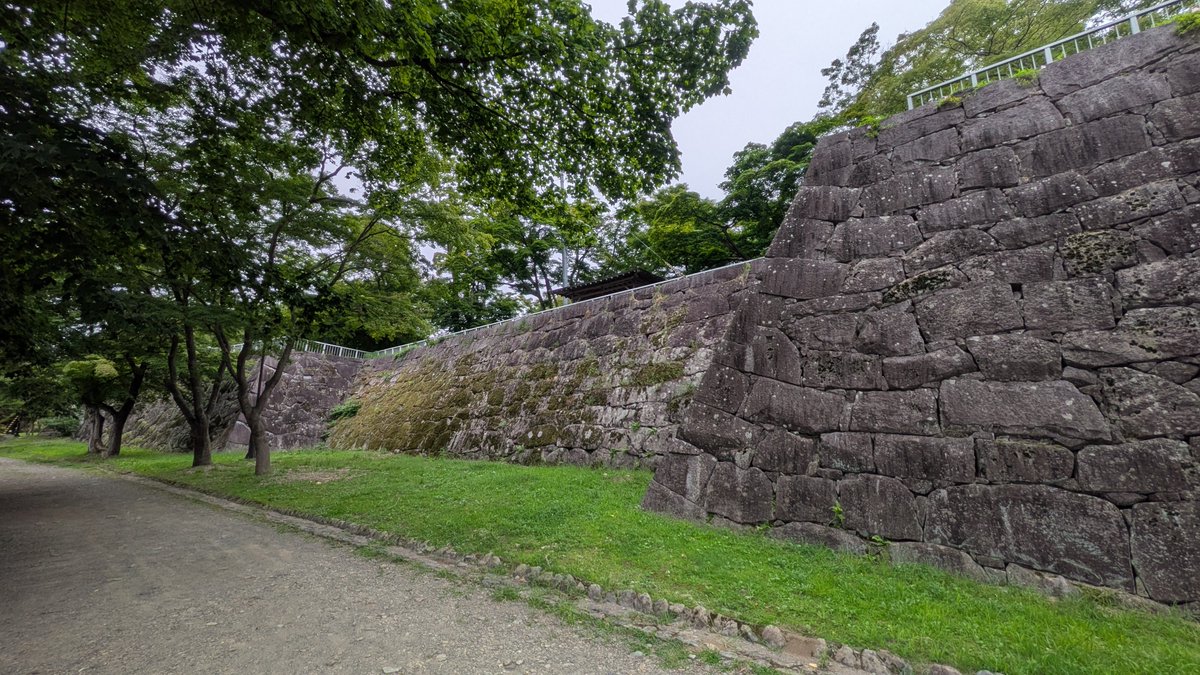 kamaboko_shiro's tweet photo. 初日 秋田入り前

盛岡城　聖長楼
本丸西面に取り付く形で3階建の楼閣が存在
12代南部利済が1829年に建築しました
きわめて複雑怪奇な建物で聖長楼とは三階の居間の部分を指すそう

【参考、引用】
櫻井敏雄「城郭・陣屋内の楼閣建築再考」『近畿大学理工学部研究報告』第42号 2006年
#秋田2025 https://t.co/rZi8ycRlYB