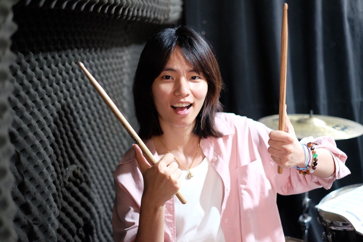 mils_music's tweet photo. 🥁🎻 Ylena ศิษย์สาวจาก Hainan มาเรียนคอร์สไฟไหม้ระยะสั่น 2 อาทิตย์จบครับ 🎸🎤
 🎷 https://t.co/4giyA76R8k
🎸 IG https://t.co/1NXt4vQaYm
#สอนดนตรีเชียงใหม่ #สอนกลองเชียงใหม่ #เรียนดนตรีเชียงใหม่ #เรียนกลองเชียงใหม่ #milsmusic 🎸🎤 https://t.co/LzE9ZYgZ7C