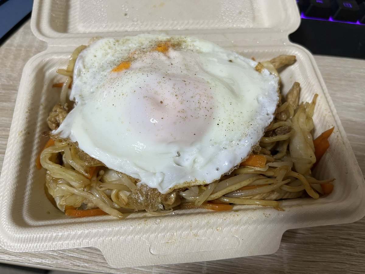 ru_ku_J's tweet photo. 焼きそば弁当　#るーくのご飯メモ　目玉焼き付き。きゅうりの一本漬けもある。 https://t.co/V5dPJsOR3C