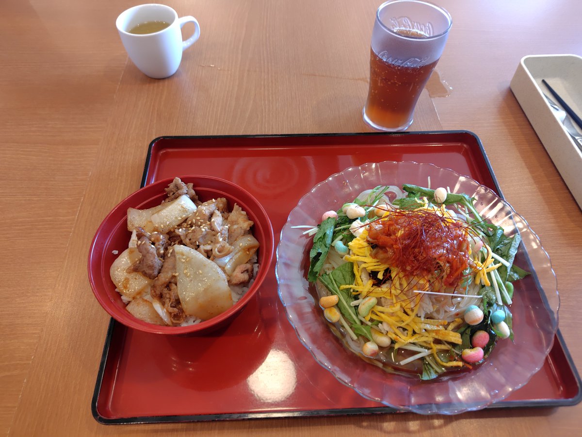 21Lazy8's tweet photo. 冷麺と焼肉丼
玉ねぎの存在感が強い焼肉丼
そして謎の赤いワシャワシャが乗ってる冷麺
赤いワシャワシャはハンバーグにも乗ってたような

いただきまーん https://t.co/QXQMprxJnk