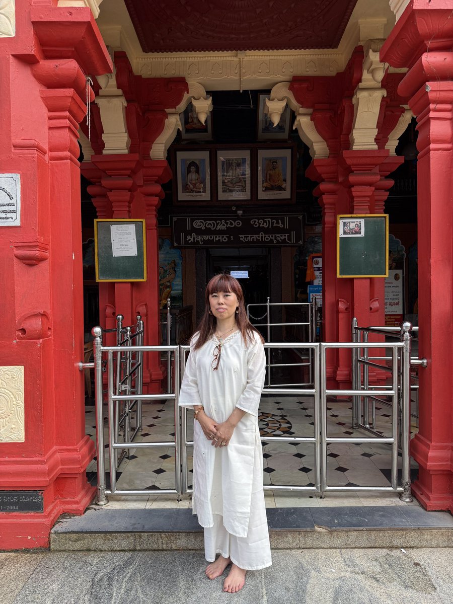 KO19830520's tweet photo. 今回の旅行の大きな目的は、タラクさんがお母様をお連れしたUdupi Shri Krishna Matha Templeを参拝することでした。タラクさんの手術の前に怪我の回復をお祈りできて良かった。 @tarak9999 May my prayers contributes to the success of today's surgery and recovery even the slightest...🙏 https://t.co/W2j6aWgkiD