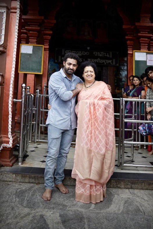KO19830520's tweet photo. 今回の旅行の大きな目的は、タラクさんがお母様をお連れしたUdupi Shri Krishna Matha Templeを参拝することでした。タラクさんの手術の前に怪我の回復をお祈りできて良かった。 @tarak9999 May my prayers contributes to the success of today's surgery and recovery even the slightest...🙏 https://t.co/W2j6aWgkiD