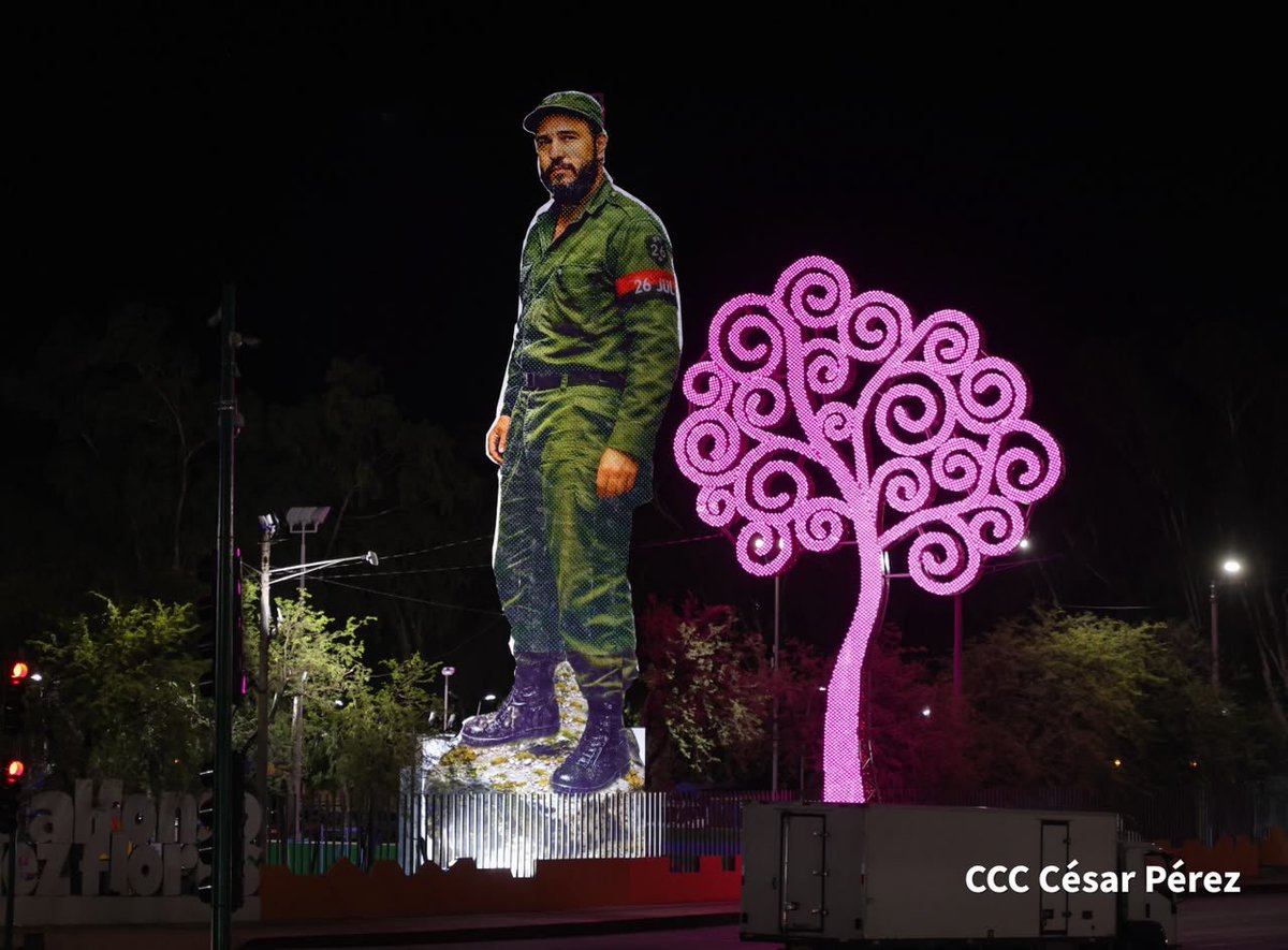 molotovdigital_'s tweet photo. #Nicaragua 🇳🇮 La ahora iluminada avenida de Bolívar a Chávez en Managua con la escultura en metal del Comandante Fidel Castro 🇳🇮🇨🇺 https://t.co/tsjtmZ66Fd
