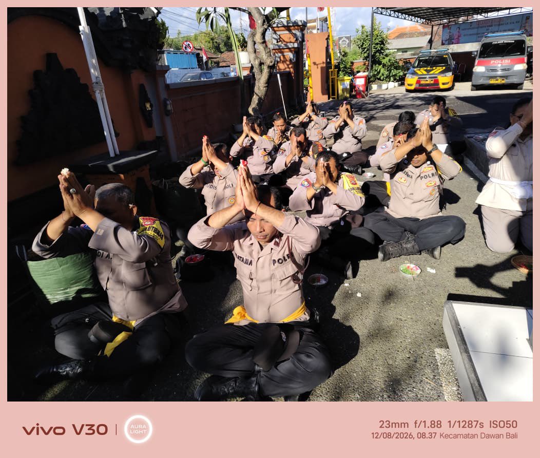 polsekdawanp's tweet photo. PERSEMBAHYANGAN BERSAMA PERSONEL POLSEK DAWAN
Rabu, 12 Agustus 2026, personel Polsek Dawan melaksanakan persembahyangan bersama di Pura Padmasana Rogo Manik Polsek Dawan.
#PolsekDawan #PolresKlungkung #Persembahyangan #Binrohtal https://t.co/qN0w0COkyt