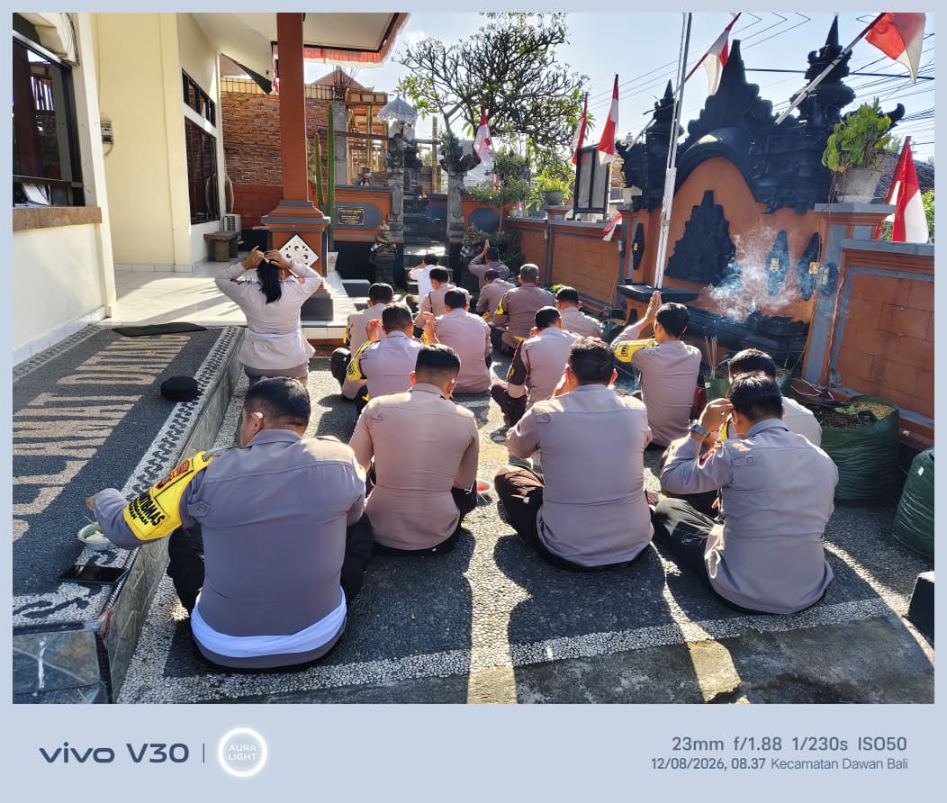 polsekdawanp's tweet photo. PERSEMBAHYANGAN BERSAMA PERSONEL POLSEK DAWAN
Rabu, 12 Agustus 2026, personel Polsek Dawan melaksanakan persembahyangan bersama di Pura Padmasana Rogo Manik Polsek Dawan.
#PolsekDawan #PolresKlungkung #Persembahyangan #Binrohtal https://t.co/qN0w0COkyt