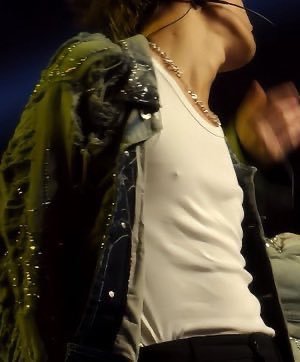 cuddlyheeseung's tweet photo. i remember when someone said music turns him on cus they're always hard when he's performing 😭 https://t.co/FWnC6VAC2P