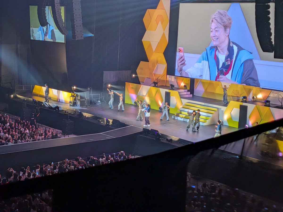 GmDfsx's tweet photo. #NAKAMAtoMEETINGvol5 in横浜

新曲2曲カッコよすぎて滅

4歳の頃からの慎吾くんファンの方が借り物競争でステージ上がってるの見て心が温かくなったな〜

お見送りつよぽん!!　アイコンタクト取っていただいてマン!!マン!!満足!!

#新しい地図
#稲垣吾郎　#草彅剛　#香取慎吾 https://t.co/PsG9oGIkWO