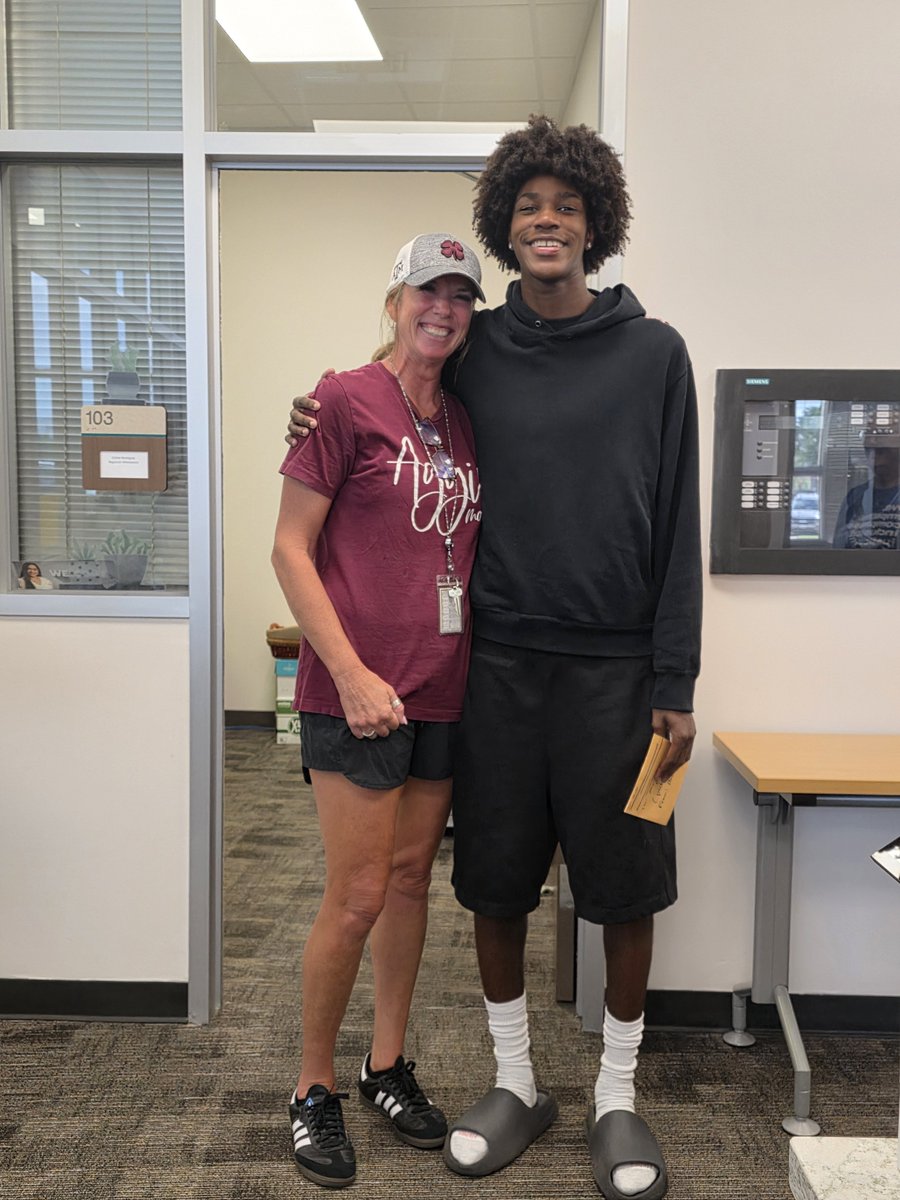suebrenz's tweet photo. The @WoodardCFISD #ALLINWolfpack loves to see former students like @O_L_Mayers son Sawyer @cyfallshs junior who came by to wish us well! He is a leader in the classroom and on the basketball court! #pathtoamazing #cfisdspirit https://t.co/VgQBazPuvx