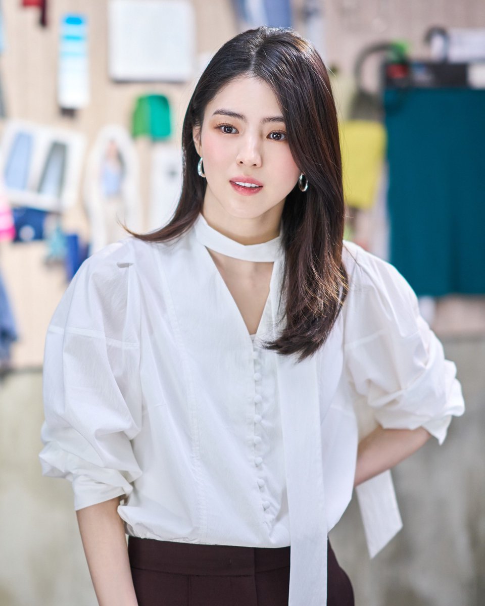 adoring_sohee's tweet photo. WOO22 CEO who created the 10-billion-won sales legend 💼 ‘Seonwoo’ character stills revealed!

Han Sohee transforms into a young CEO leading a fashion startup in The Intern. Having shown intense appearances in genre works, this time she presents a new face through a realistic character who worries between work and life.

After making her name known to the public through the drama The World of the Married, Han Sohee portrayed the complicated emotions of youth in Nevertheless,. She then continued building her filmography while crossing genres through My Name, the Gyeongseong Creature series, the film Project Y, and others.

In The Intern, Seonwoo, played by Han Sohee, is a young CEO who grew the fashion startup WOO22 into a dark horse in the industry within three years of establishing it. She has outstanding sense and bold driving force, but because she has run without rest toward success, she is a person whose work and life have both fallen into overload.

In front of that Seonwoo appears Kiho, a silver intern in his 37th year of experience. The two people, who are complete opposites in everything, become close by going beyond generation and rank, and Seonwoo too comes to have a new perspective for looking at work and life through Kiho.

Han Sohee said, “After showing genre works one after another, I’m looking forward to taking on, for the first time, a role that is grounded in reality and can bring realistic relatability.” Through Seonwoo, who lives carrying worries behind glamorous success, she is expected to show acting different from her previous works.

Choi Minsik, who plays Kiho, said of his acting dynamic with Han Sohee, “It was straightforward, enjoyable and cool.” Director Kim Doyoung also said, “With actress Han Sohee’s unique energy added, Seonwoo was able to be born as an even more attractive character.”

https://t.co/aZMZXwW826