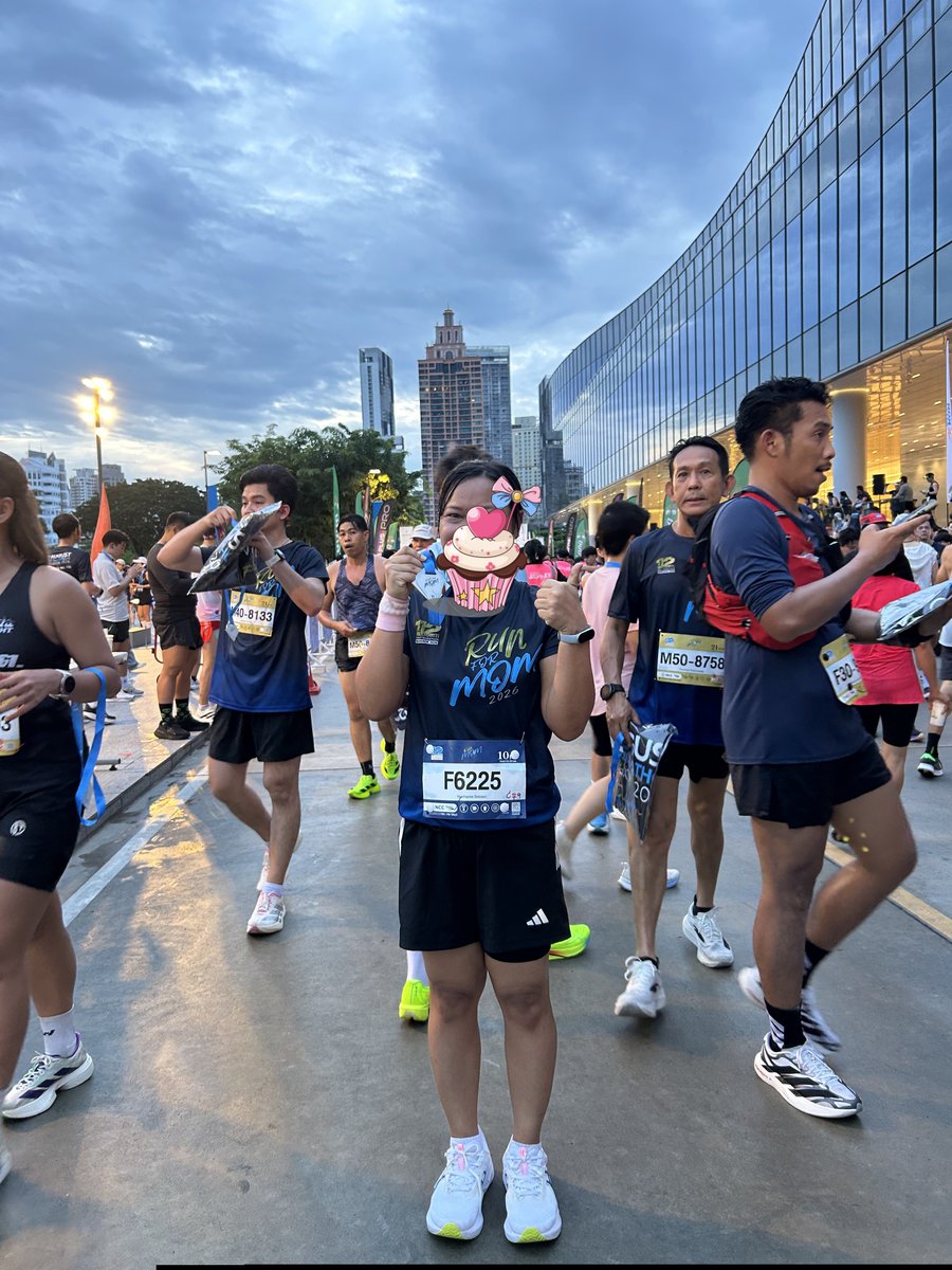NatSS243's tweet photo. ตื่นตี2 คับ วิ่ง 10โลคับ runformomคับ เจอพี่คริสคับ
เหนื่อยคับ กลับมานอนต่อคับ 😂

#12AugustHalfMarathon  
#RunForMom2026  
#KristPerawat https://t.co/buJFHLG6hG