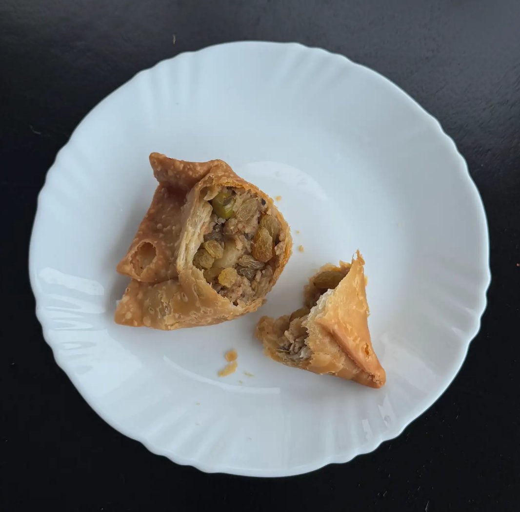 Swiggy's tweet photo. samose mein dry fruits daal sakte hai kya? 🥀 https://t.co/AFEIPjQlIp