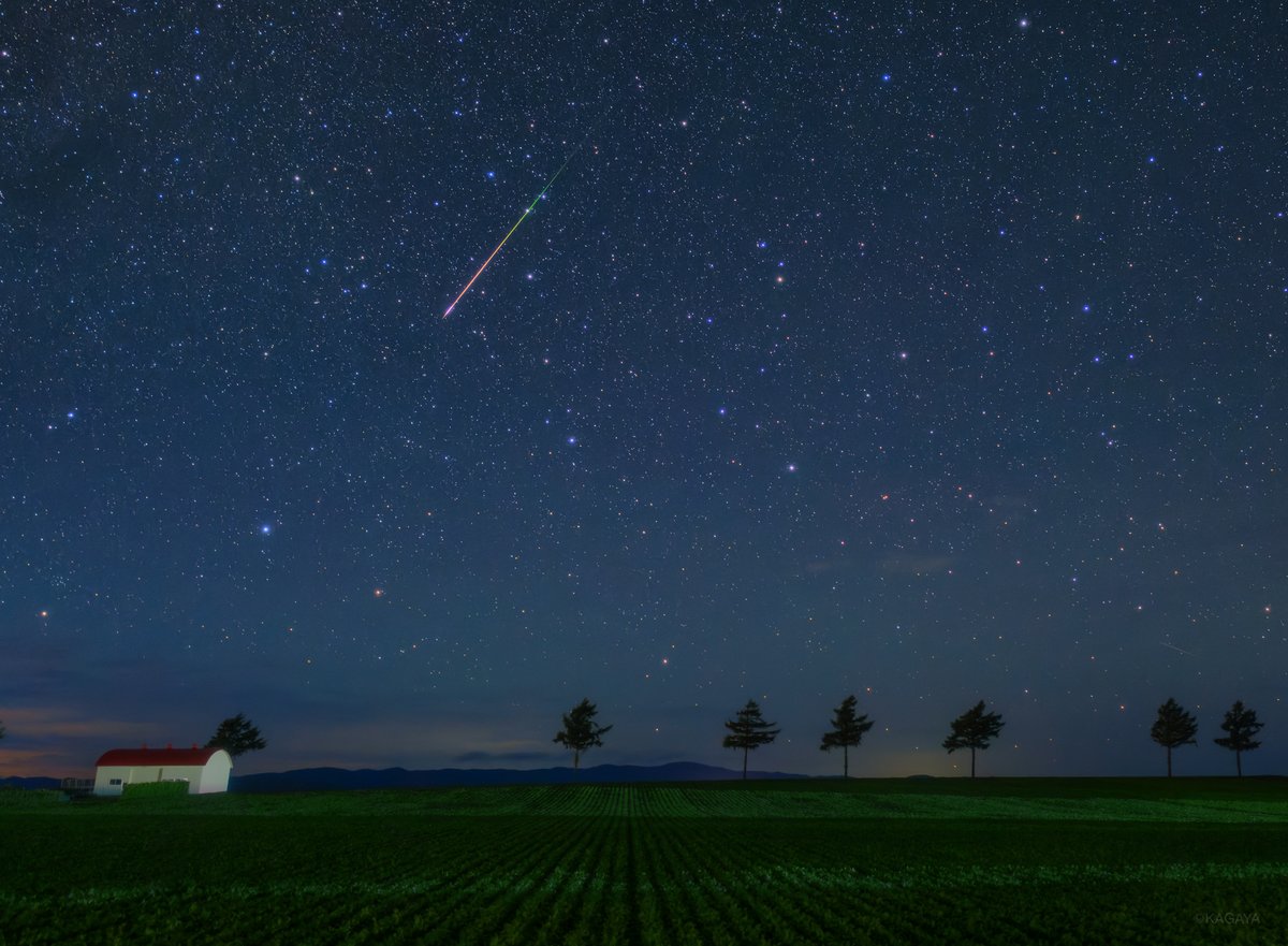 KAGAYA_11949's tweet photo. 今日から明日にかけて（8/12-13）、ペルセウス座流星群が一番の見頃となります。
時間は21時頃から明け方まで。
方角はどちらでも、星が見えている空を広くご覧ください。
（写真は以前に撮影したペルセウス座流星群の流れ星です） https://t.co/JLgVQ8zu8c