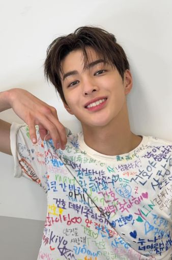 Yunaminn's tweet photo. @AHNKEONHOGLOBAL #KeonhoBringsTheHeat 
#KEONHO #건호

KEONHO SETS TEXAS ABLAZE

Watching KEONHO is an IKEONIC experience that reveals the full HOGAN EFFECT https://t.co/mXRl6MFmev