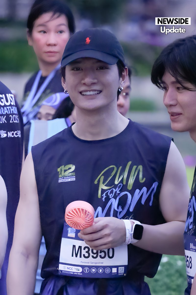 Newsideupdate's tweet photo. “คริส พีรวัส” ร่วมวิ่งในงาน “12 สิงหา ฮาล์ฟ มาราธอน กรุงเทพ 2026” 

#12AugustHalfMarathon #RunForMom2026 #KristPerawat #NewsideUpdate https://t.co/Ca6dPDwins