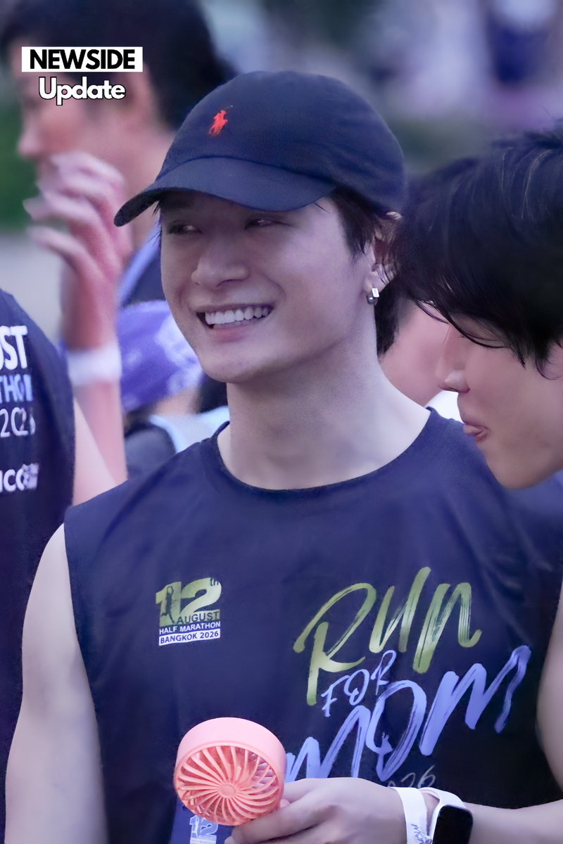 Newsideupdate's tweet photo. “คริส พีรวัส” ร่วมวิ่งในงาน “12 สิงหา ฮาล์ฟ มาราธอน กรุงเทพ 2026” 

#12AugustHalfMarathon #RunForMom2026 #KristPerawat #NewsideUpdate https://t.co/Ca6dPDwins