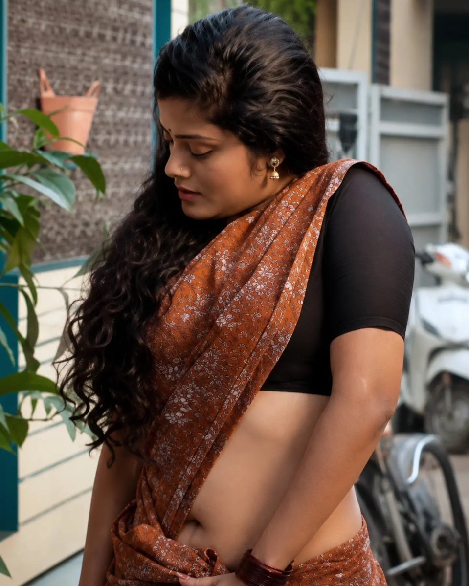 raokrish011's tweet photo. Deewana movie lo hot aunty 🥵🥵
Boddu chupistu kasi leputundi 💦💦 
Elanti valle puvvu baga doola ekki untaru 💦💦
Manchi kasi Mogga dorikite Kasi ga Mogga chikitu Puvvu baga nakichukoni 
Puvvu doola mottam terchukuntu Kamam tho ragilipotaru 💦💦💦💦 https://t.co/eYvNzAgGm9
