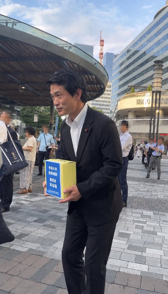 yurupanda2019's tweet photo. 中道改革連合が「熊本地震義援金のご報告」と題し、『能登半島 義援金 募金箱』を持った小川代表の写真を投稿。
その後、画像を訂正し「周囲に写った方々のプライバシー保護のため、AIを用いて画像加工を行った際、募金箱の表示まで誤って改変され、「能登半島」と読める内容になっていました」と釈明。

自分はAI画像かなり使ってるけど、
『令和8年熊本地震義援金募金箱』
が
『令和6年能登地震義援金募金箱』
に変わることは絶対にないと思う。

見苦しい言い訳はやめた方がいいよ。