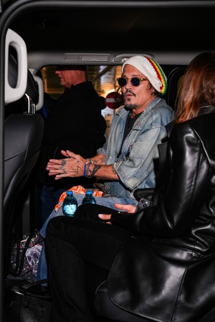 JohnnyDeeptq's tweet photo. Not everyone deserves access to your story. Some people only understand you when it benefits them.

#JohnnyDepp #LifeQuotes #Trust #RealTalk #Deep #JD #Hollywood https://t.co/Uis4f5GUAR